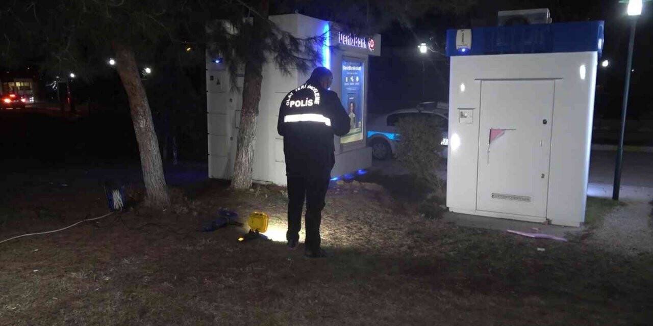 Hırsızlar "Bu kadarına da pes " dedirtti: Hastane önündeki ATM’yi soymaya kalkıştılar