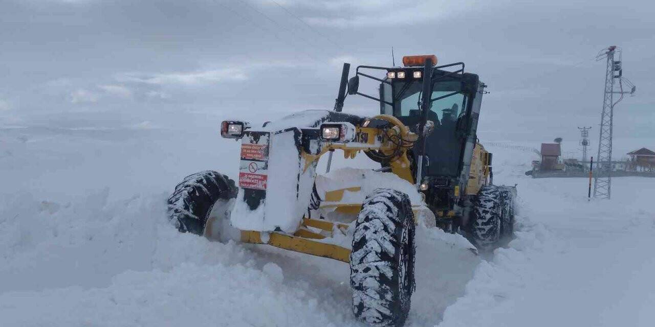 Kapanan yollar ulaşıma açılıyor