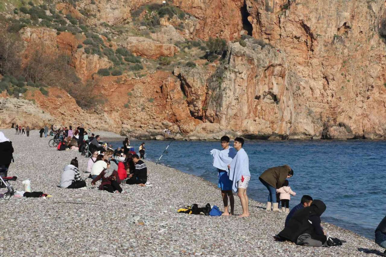 Antalya’da sıcaklık 20 dereceye yaklaştı, vatandaşlar sahile koştu