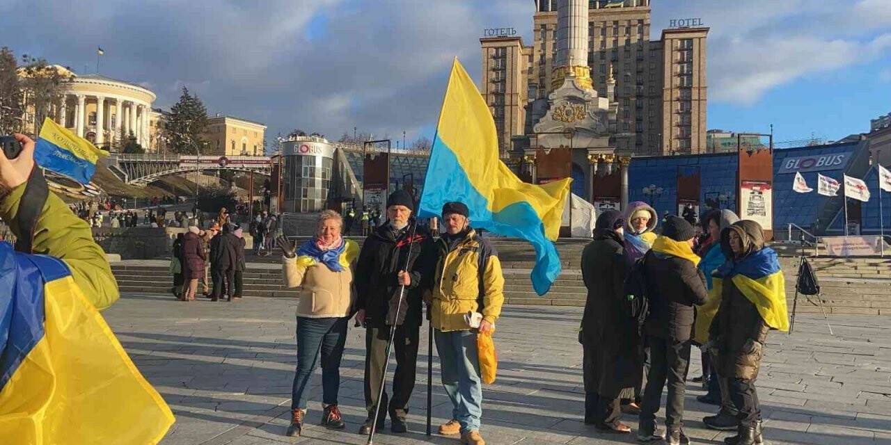 Ukrayna’da halk, Rusya tehdidine karşı sokağa döküldü