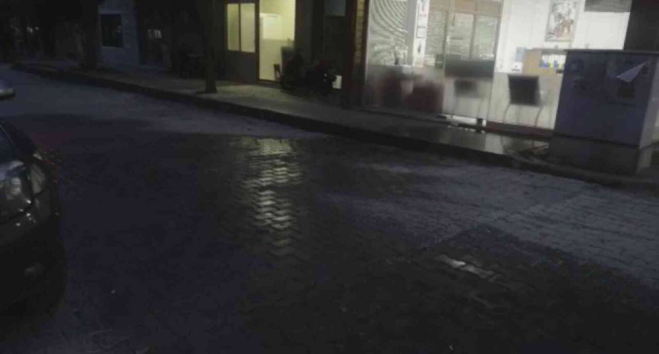 İzmir’de boğazından bıçaklanan şahıs ağır yaralandı