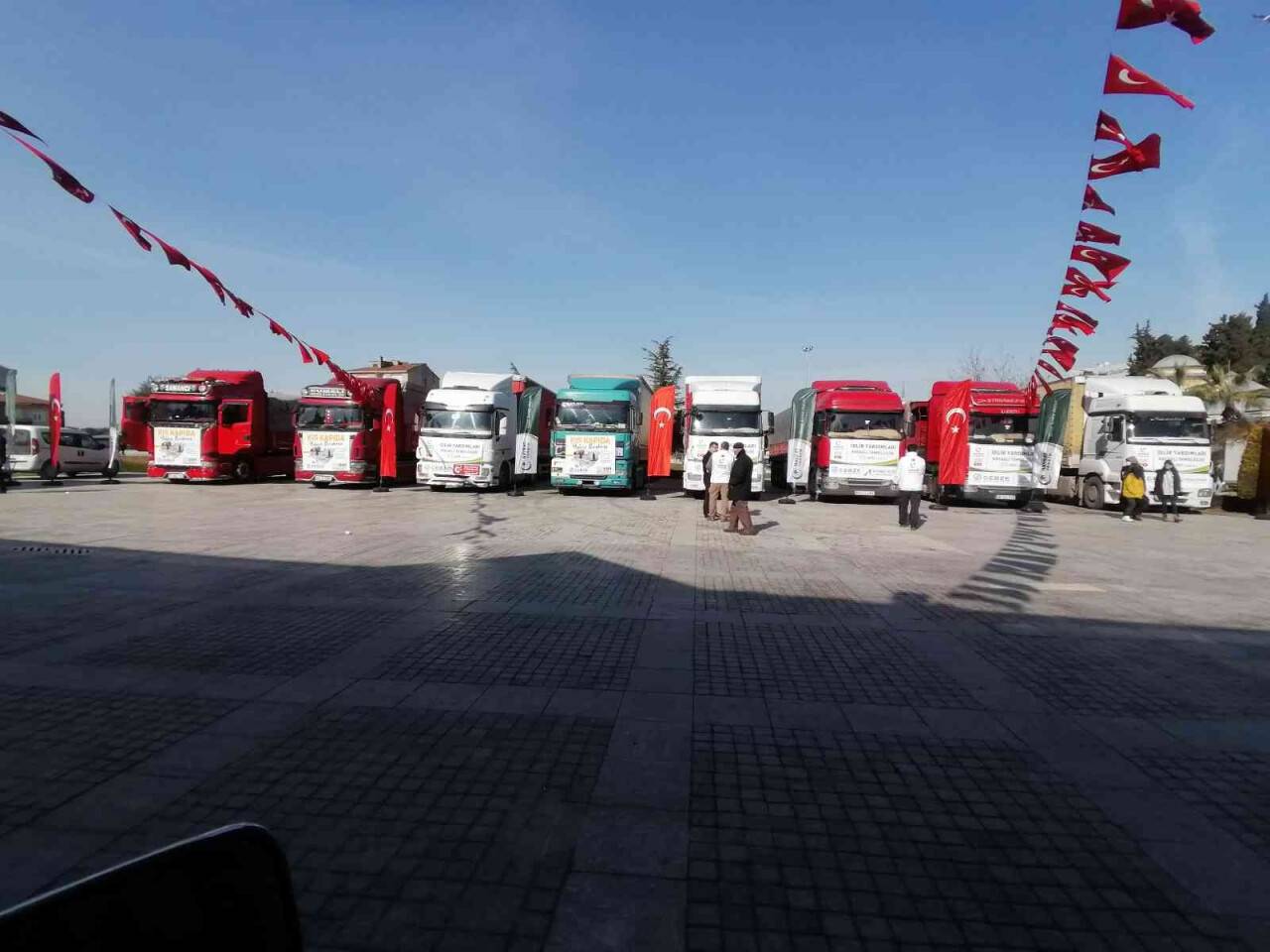 Suriye’ye gitmek üzere 29 yardım tırı yola çıktı