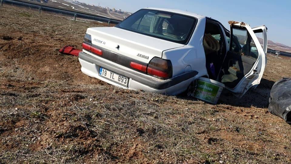 Takla atan otomobil refüje devrildi: 2 yaralı
