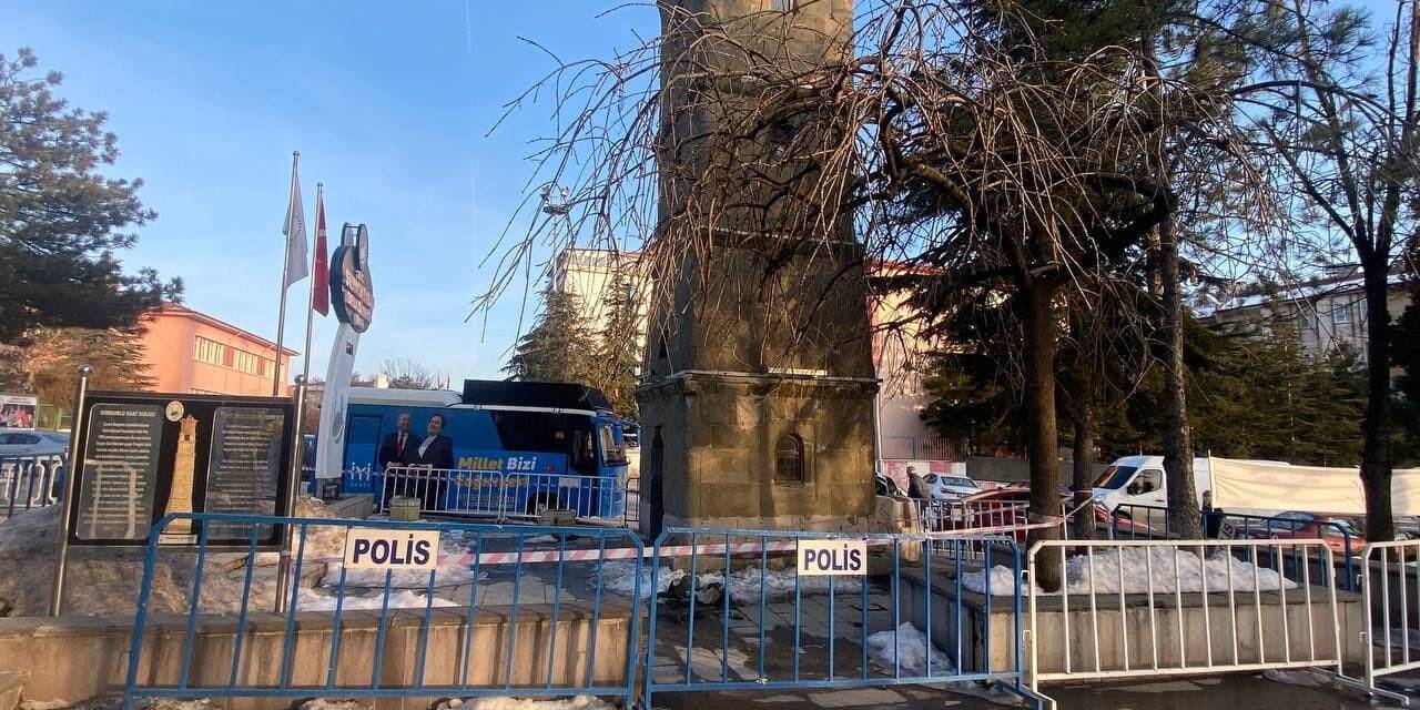 131 yıllık saat kulesinden düşen parçalar korkuttu