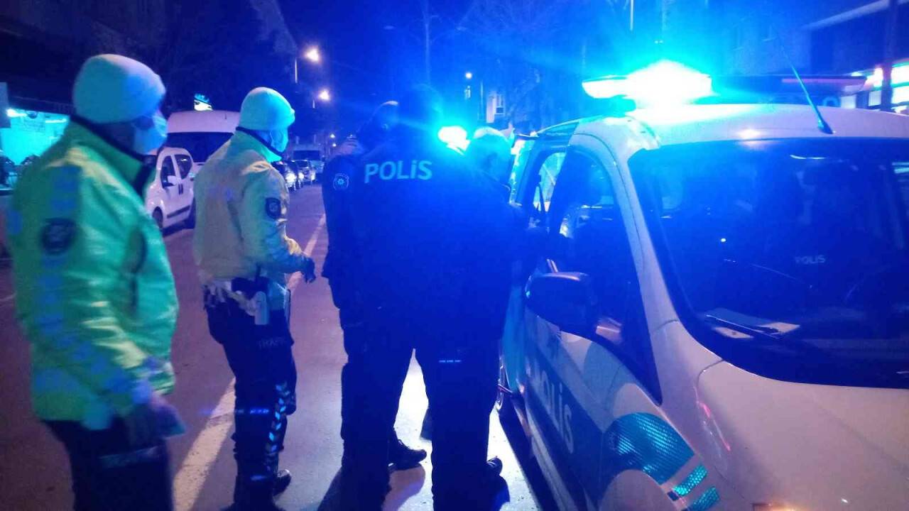 Yol ortasında direksiyon başında sızdı, polis fark etti