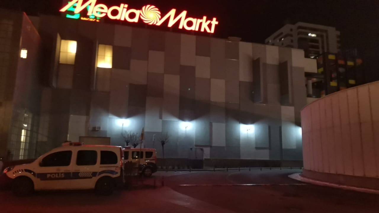 Forum Kayseri’de bıçaklı kavga: 1 yaralı