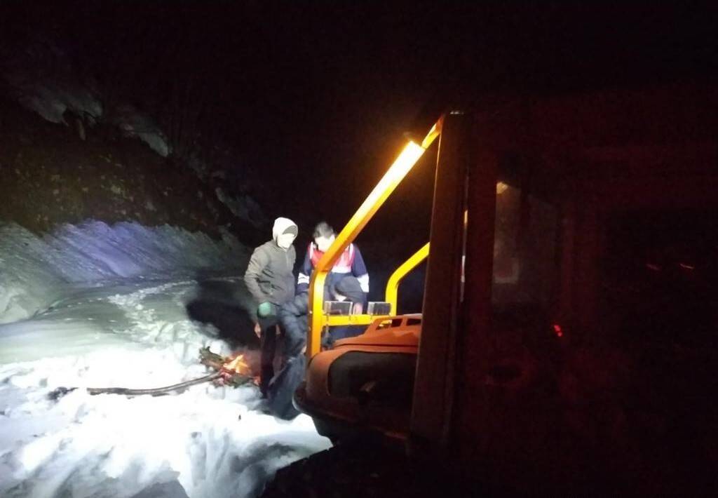 Köyüne gitmeye çalışırken karla kaplı yolda mahsur kaldı