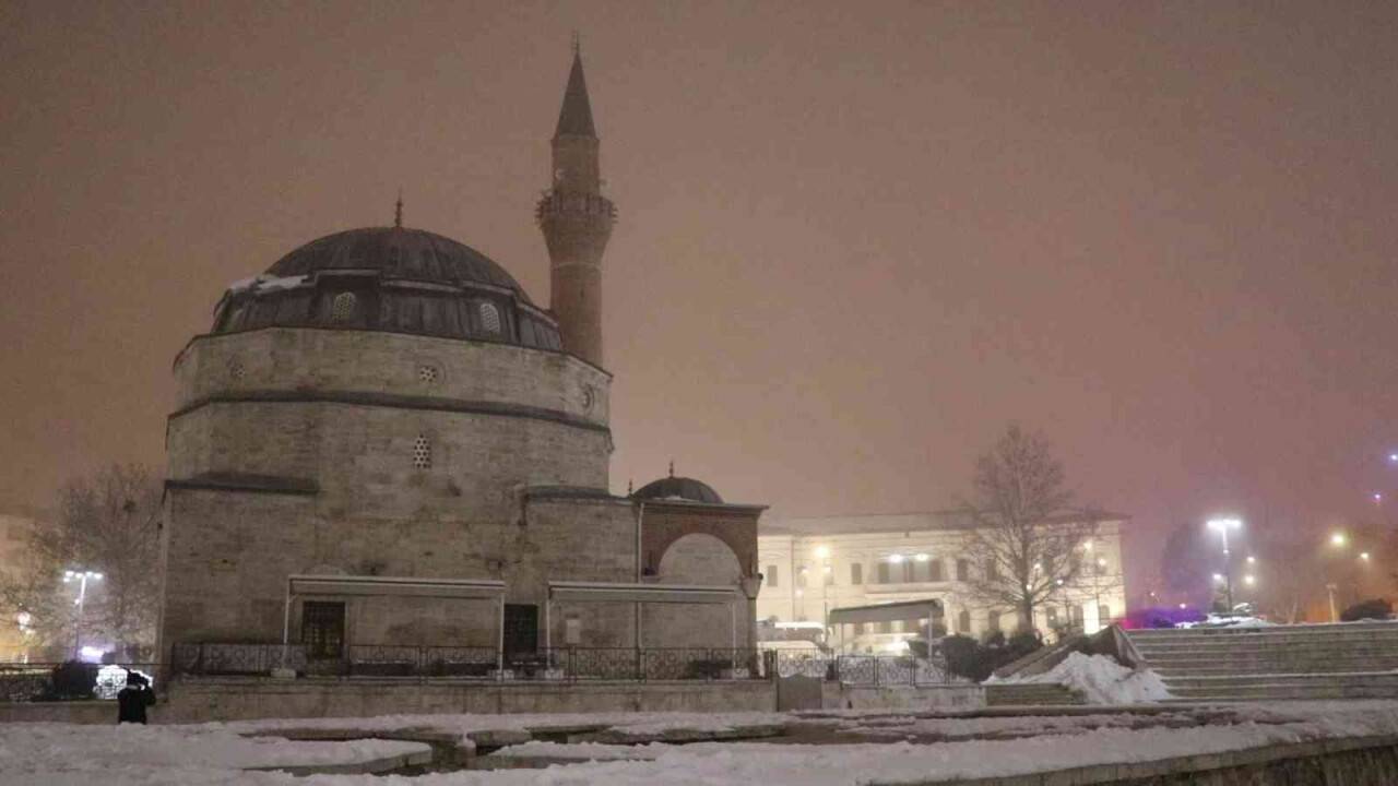 Tarihi kent meydanı çöken sisle açık hava müzesine dönüştü