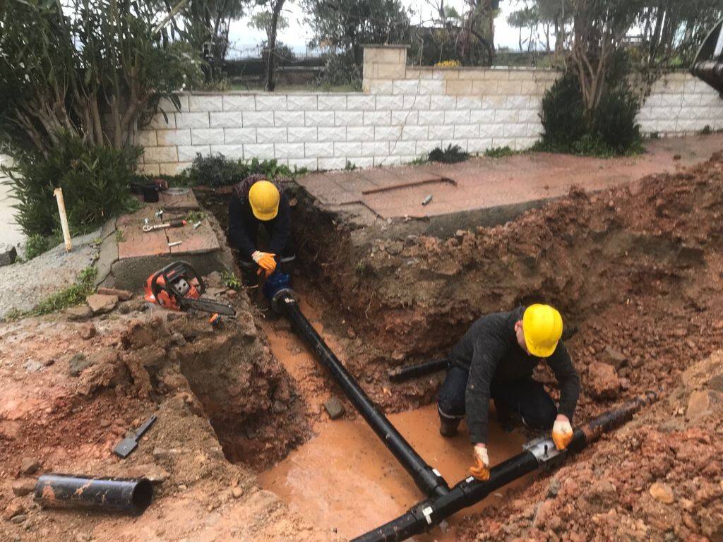 Ayvalık’ta BASKİ ekipleri zor kış koşullarında çalışmalarını sürdürüyor