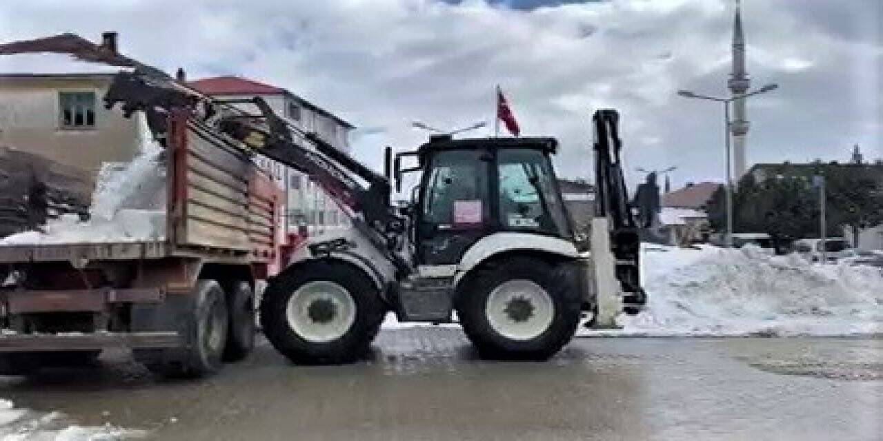 Eflani’de toplanan kar yığınları dereye dökülüyor