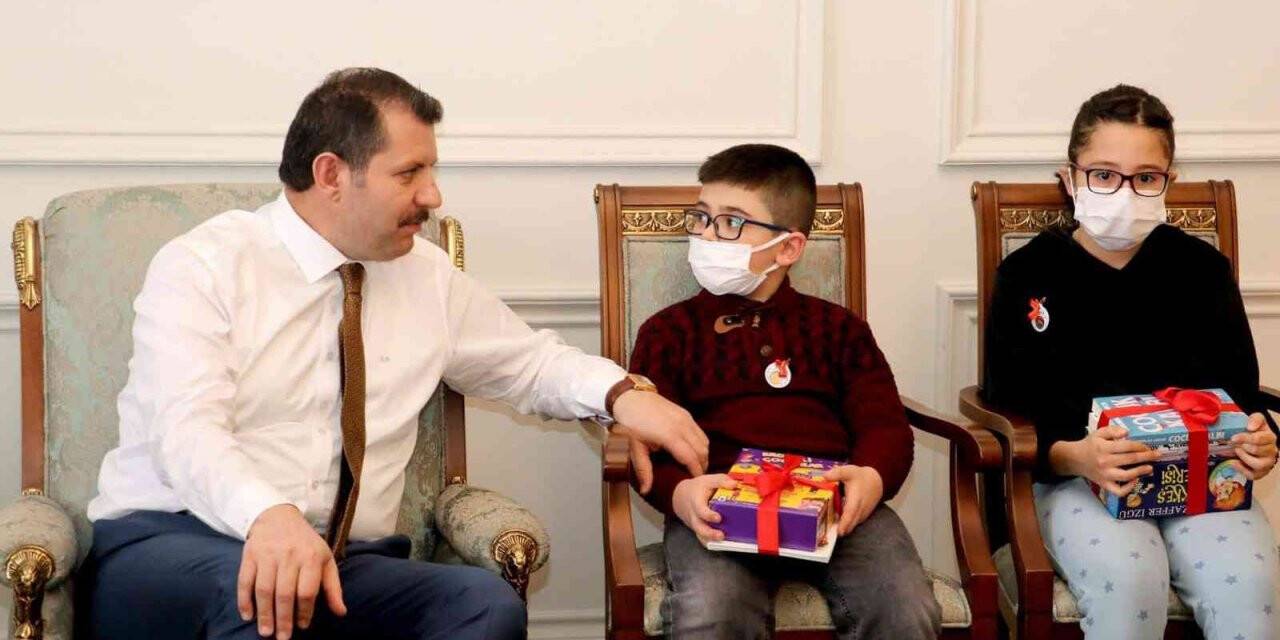 Vali Ayhan’dan kitap kurtlarına hediye