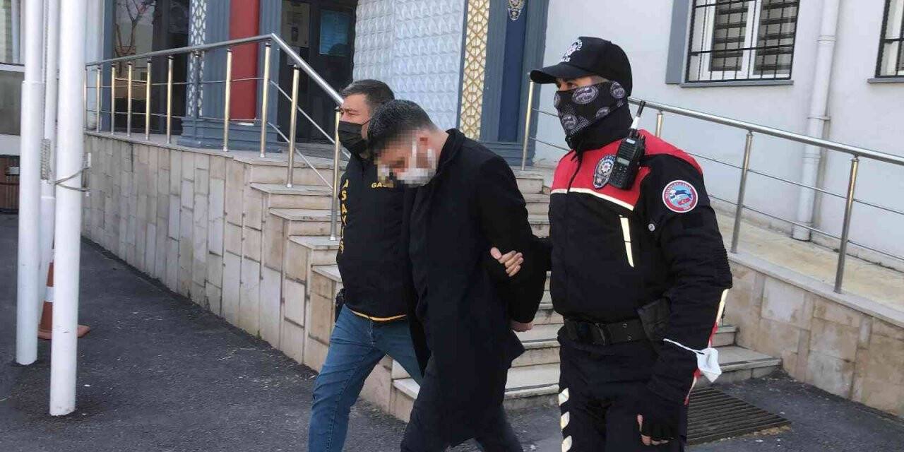 Rehin aldıkları 2 gencin ağzına silah dayayıp kadın elbisesi giydiren 4 kişilik çete hastaneye götürüldü