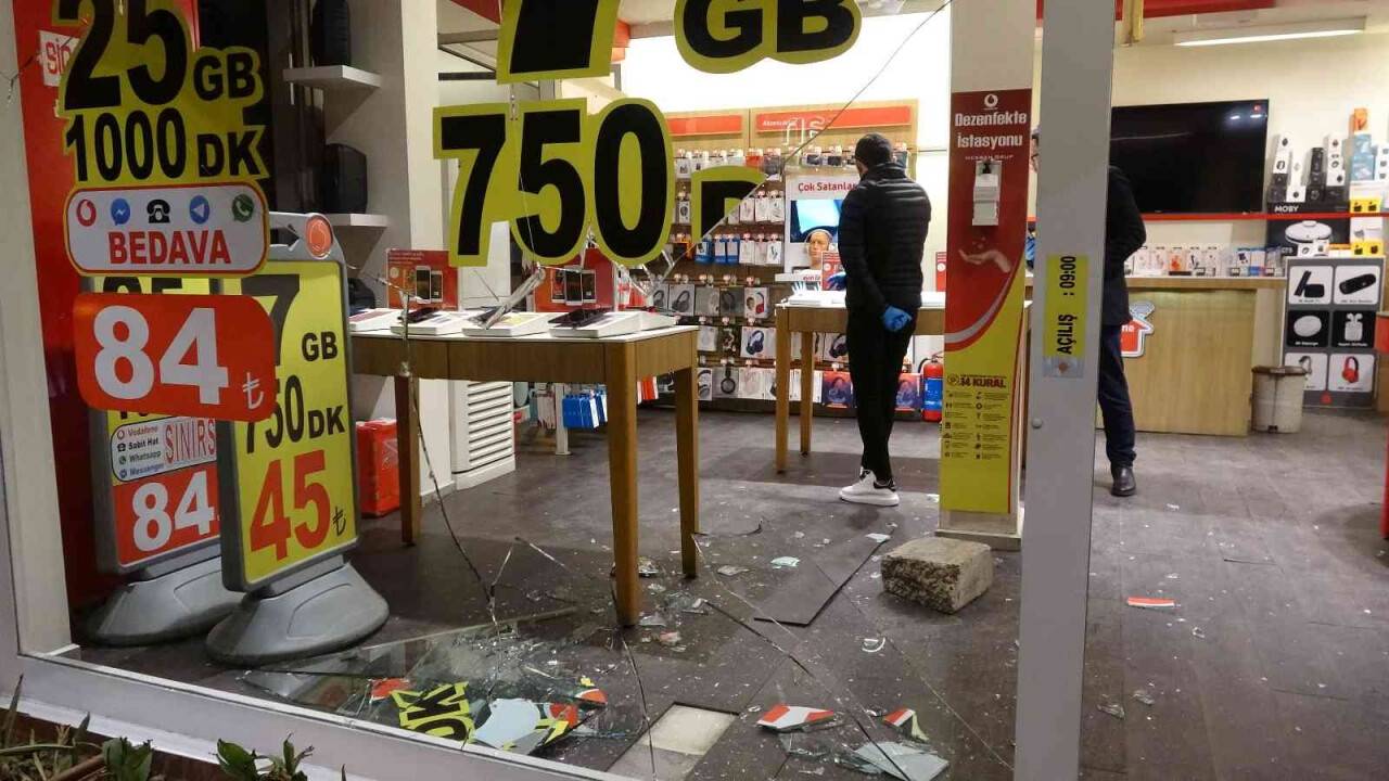 14 saniyede 100 bin TL değerinde 7 cep telefonu çaldı