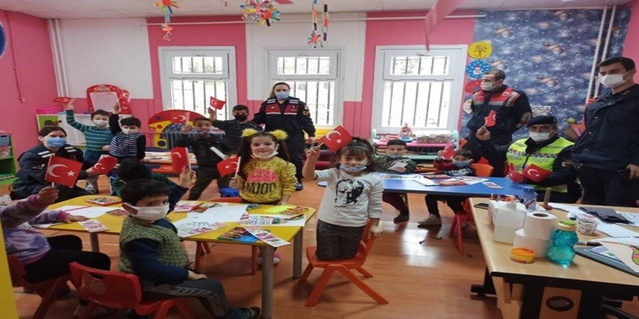 Jandarma ekipleri öğrencileri bilgilendirdi