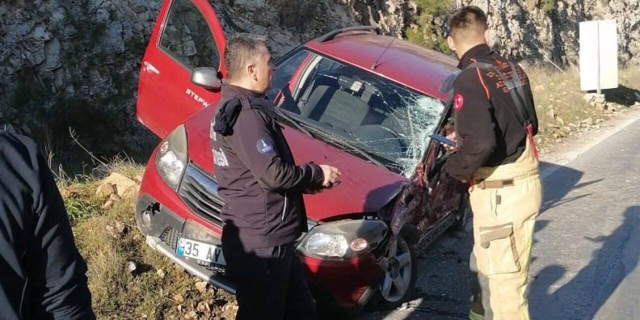 Otomobil ile kamyonet çarpıştı: 3 yaralı