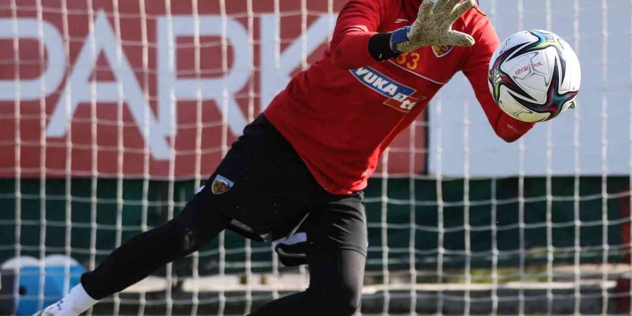 Kaleci Lung ile Gavranovic takıma katıldı