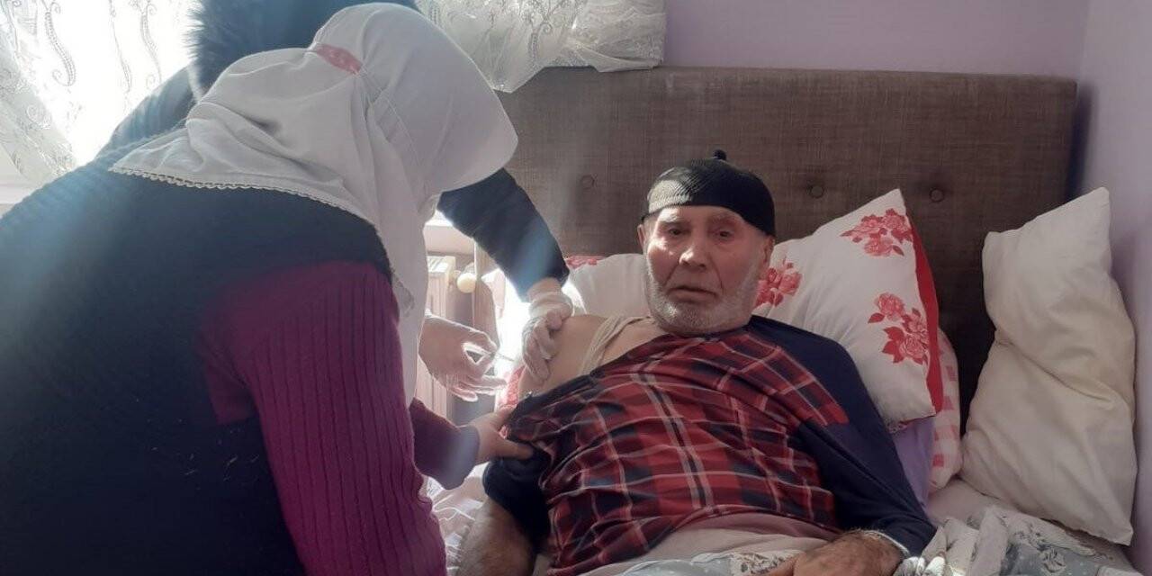 Randevu alan yaşlı ve engelliler evlerinde aşılarını yaptırıyor