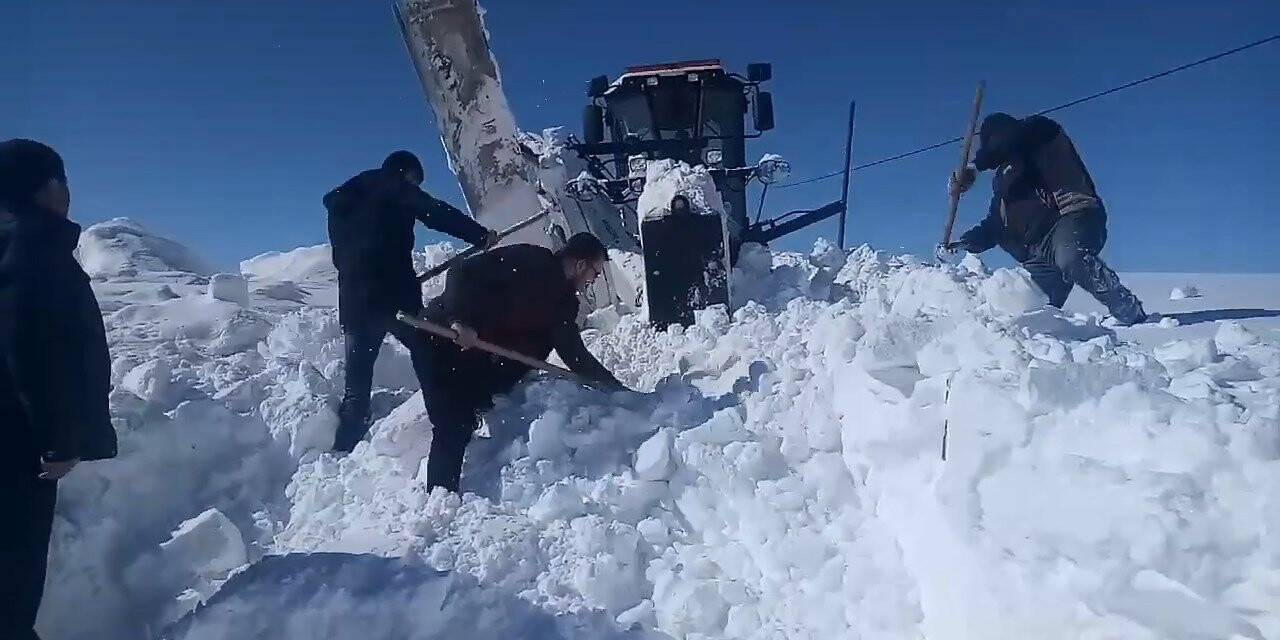 Kara saplanan araç için vatandaşlar seferber oldu