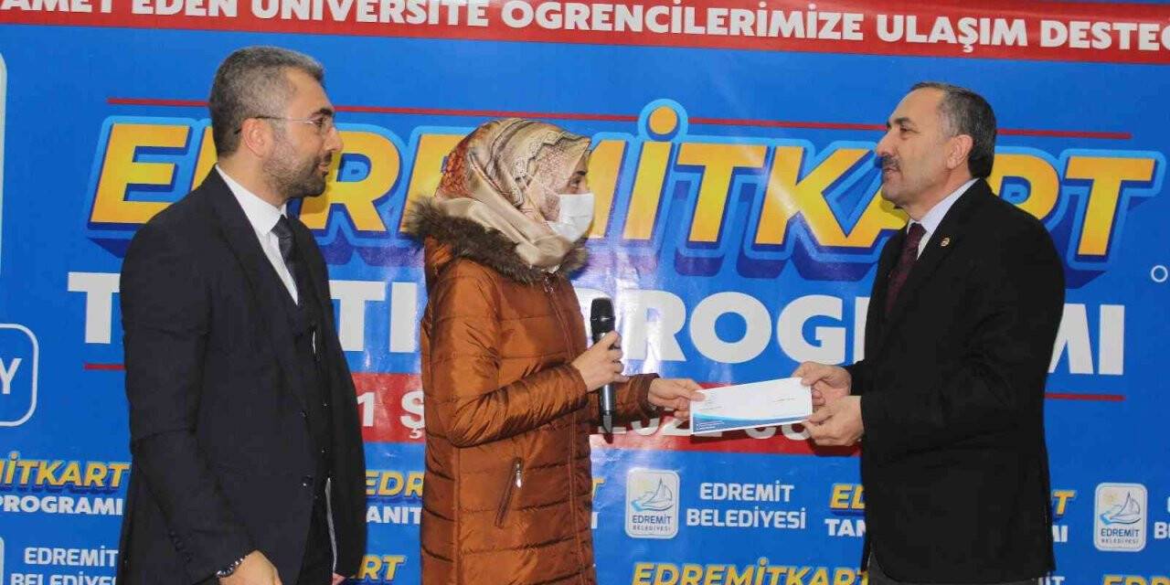 Edremit Belediyesinden öğrencilere ücretsiz ulaşım kartı
