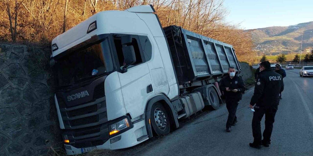 Samsun’da yoldan çıkan tır su kanalına devrildi