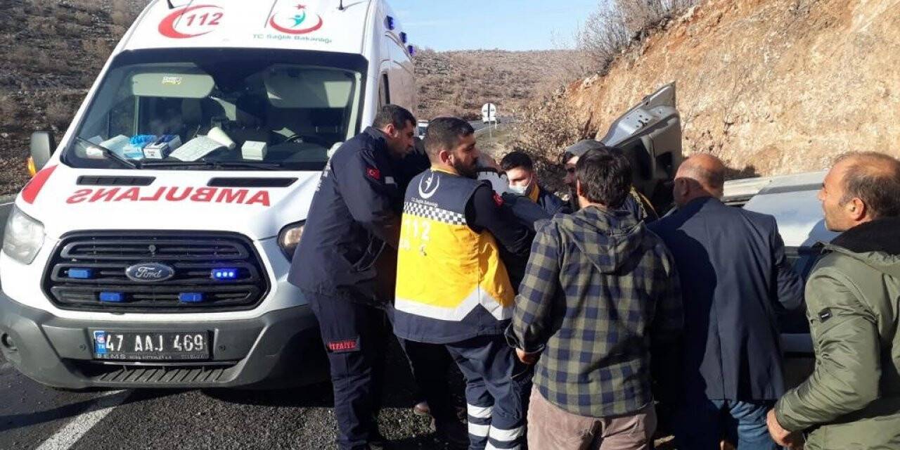 Mardin’de otomobil şarampole yuvarlandı: 7 yaralı