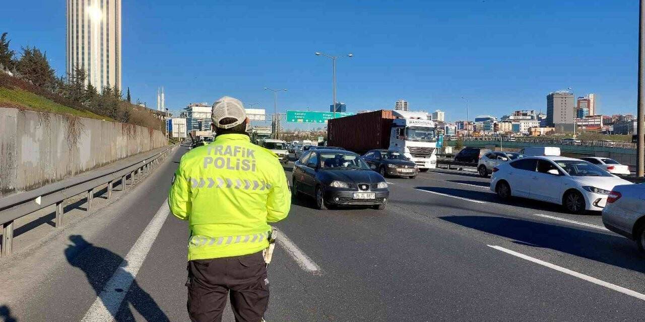 İSTOÇ TEM’de çakarlı denetiminde sürücülere ceza yağdı