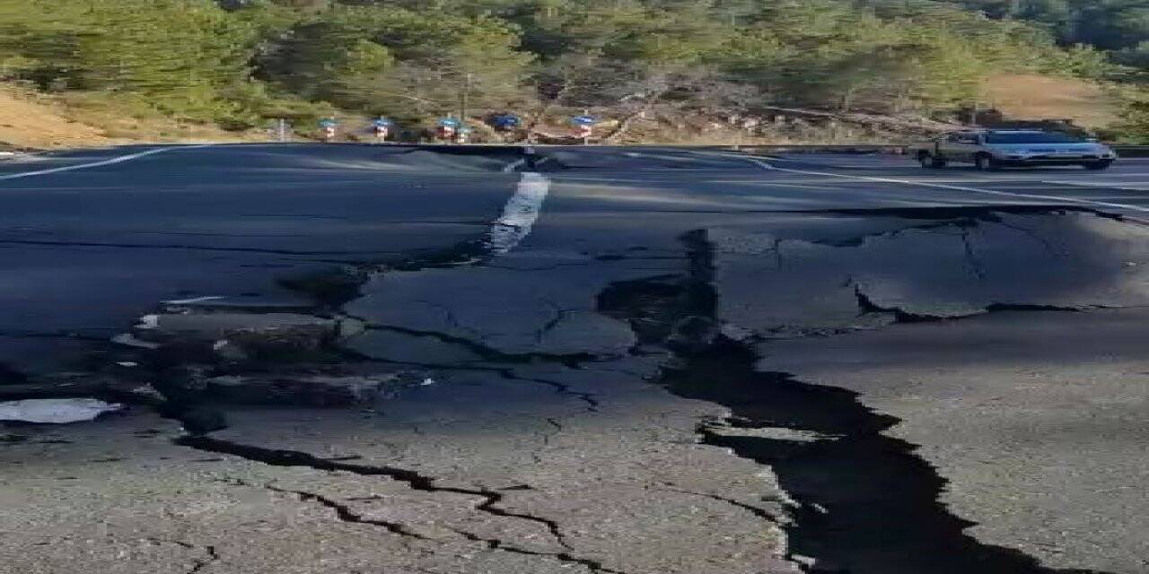Antalya’da heyelan sonucu D-400 karayolunda hasar oluştu