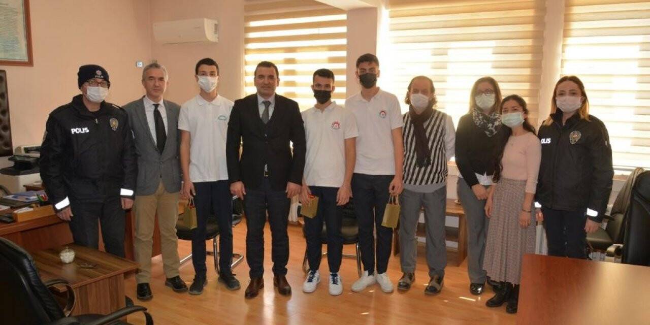 Öğrenciler yolda buldukları para dolu cüzdanı polise teslim etti