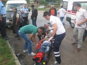 MİNİBÜS MOBİLETİ İKİYE BÖLDÜ: 2 YARALI