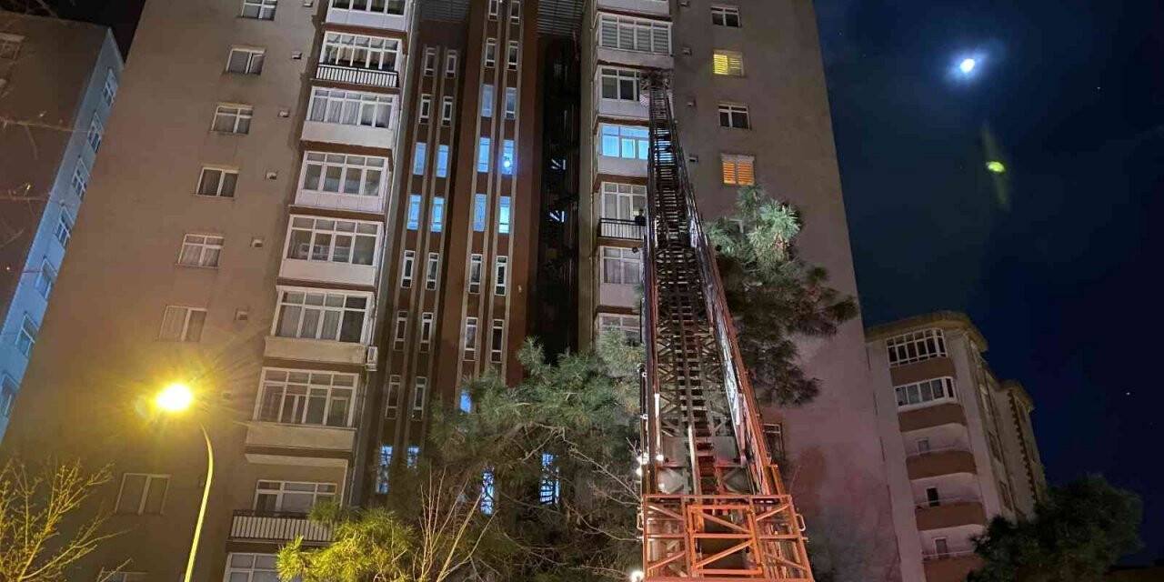 Kartal’da 11 katlı apartmanda yangın paniği