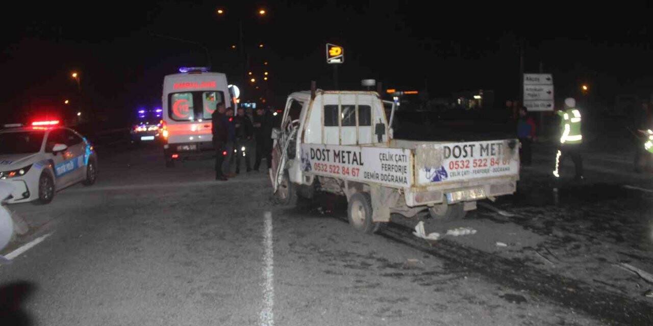 Balıkesir’de can pazarı...Kamyonet kırmızı ışıkta bekleyen araçlara çarptı: 1 ölü, 6 yaralı