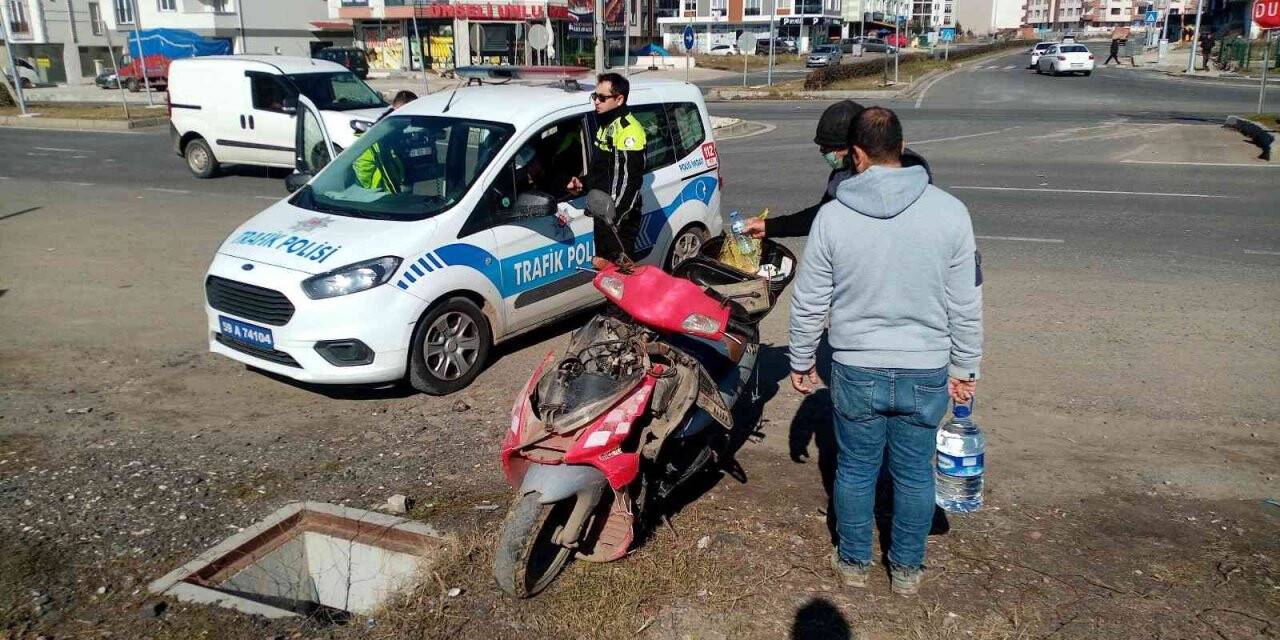 Otomobil ile çarpışan 73 yaşındaki ehliyetsiz motosiklet sürücü yaralandı