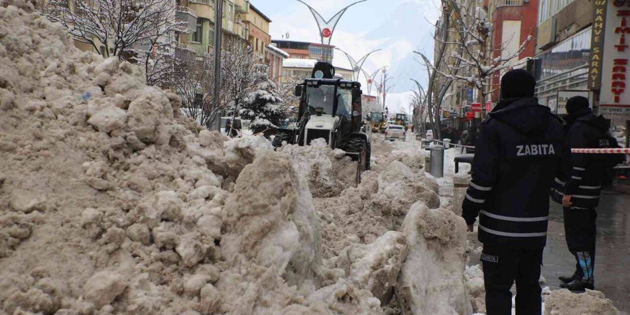 Hakkari’de kar yığınları kamyonlarla şehir dışına taşınıyor