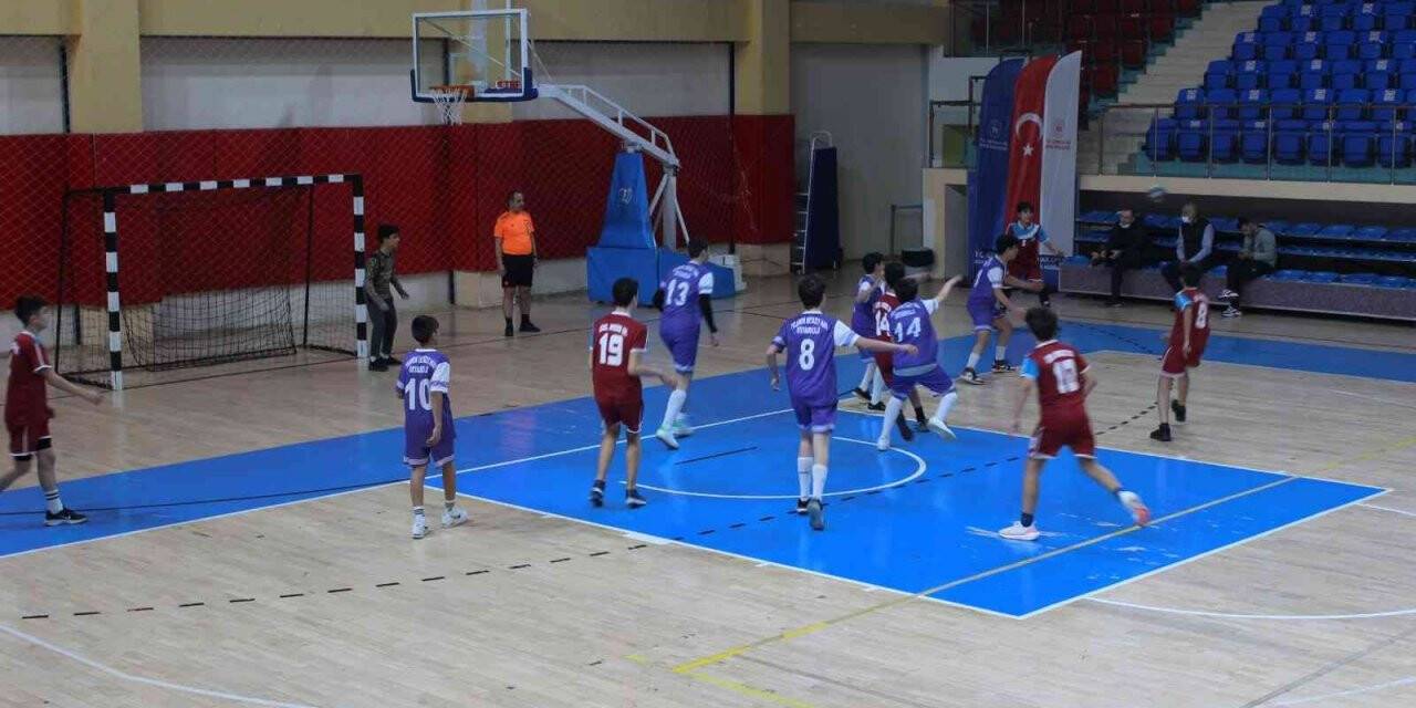 Hentbol okul takımları grup maçları başladı
