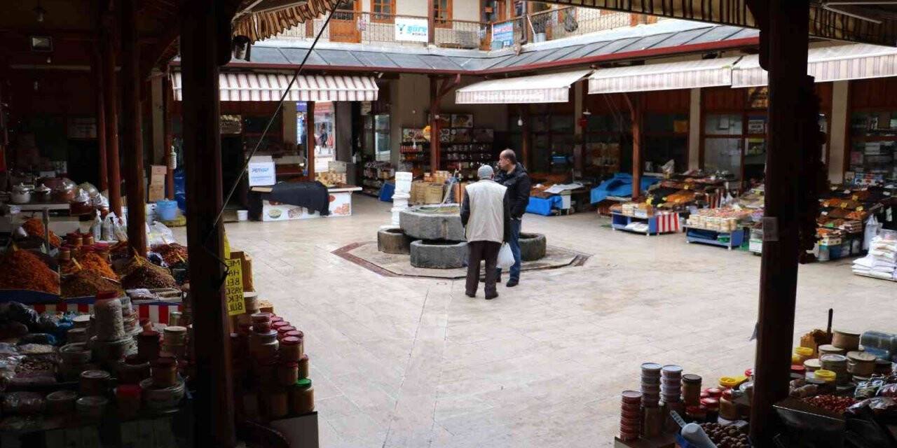 5 asırlık han zamana meydan okuyor