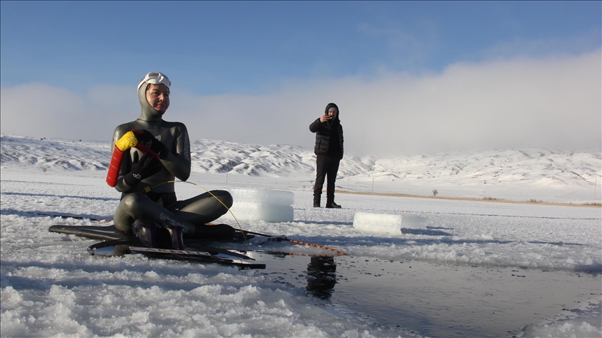 Milli sporcu Erken, buz altı dalış rekoru için Tödürge Gölü'nde antrenman yaptı