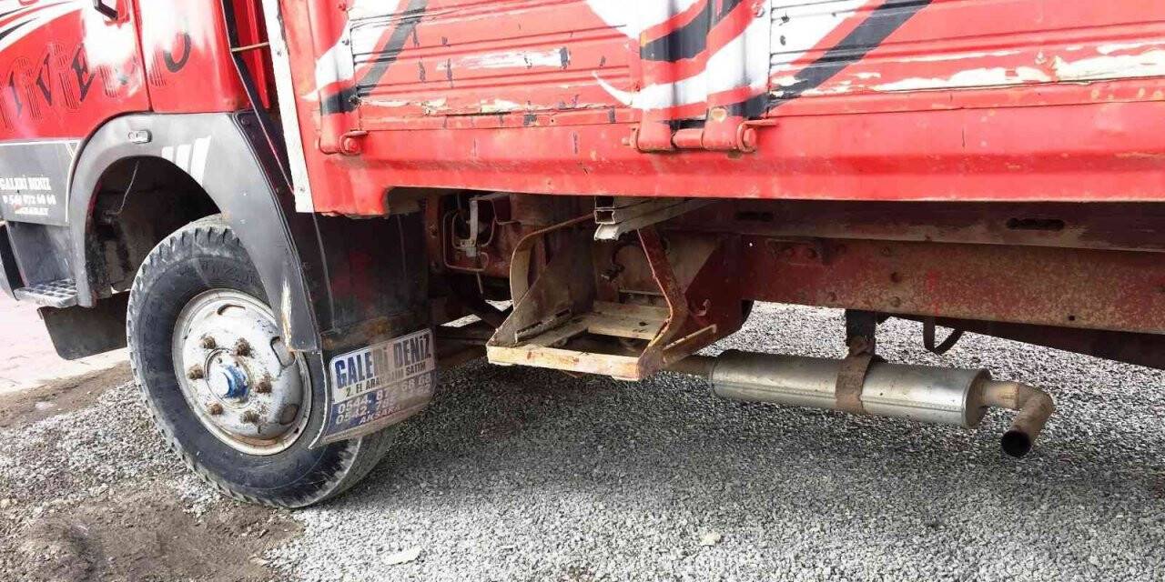 Misafirliğe gittiği kamyonetinin aküsünü çaldılar