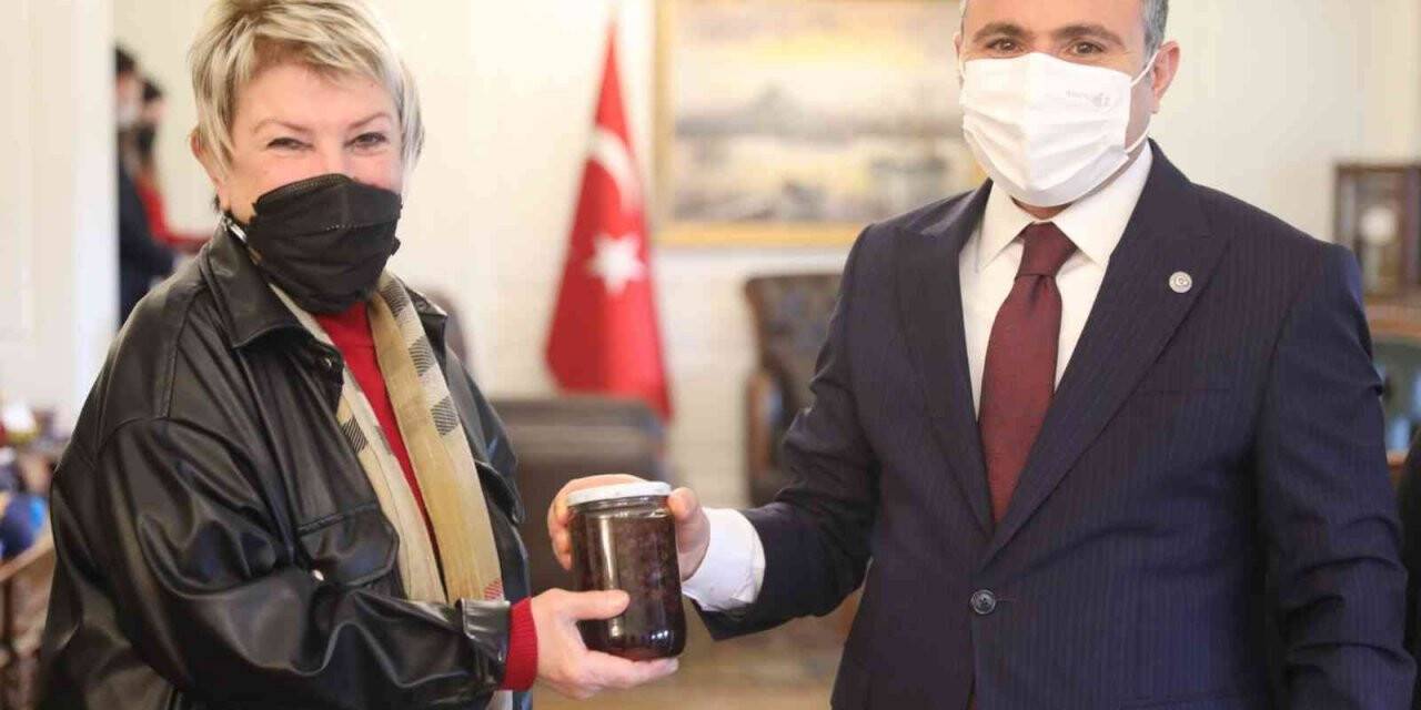 Dağ çileği kooperatifinden Vali Atay’a ziyaret