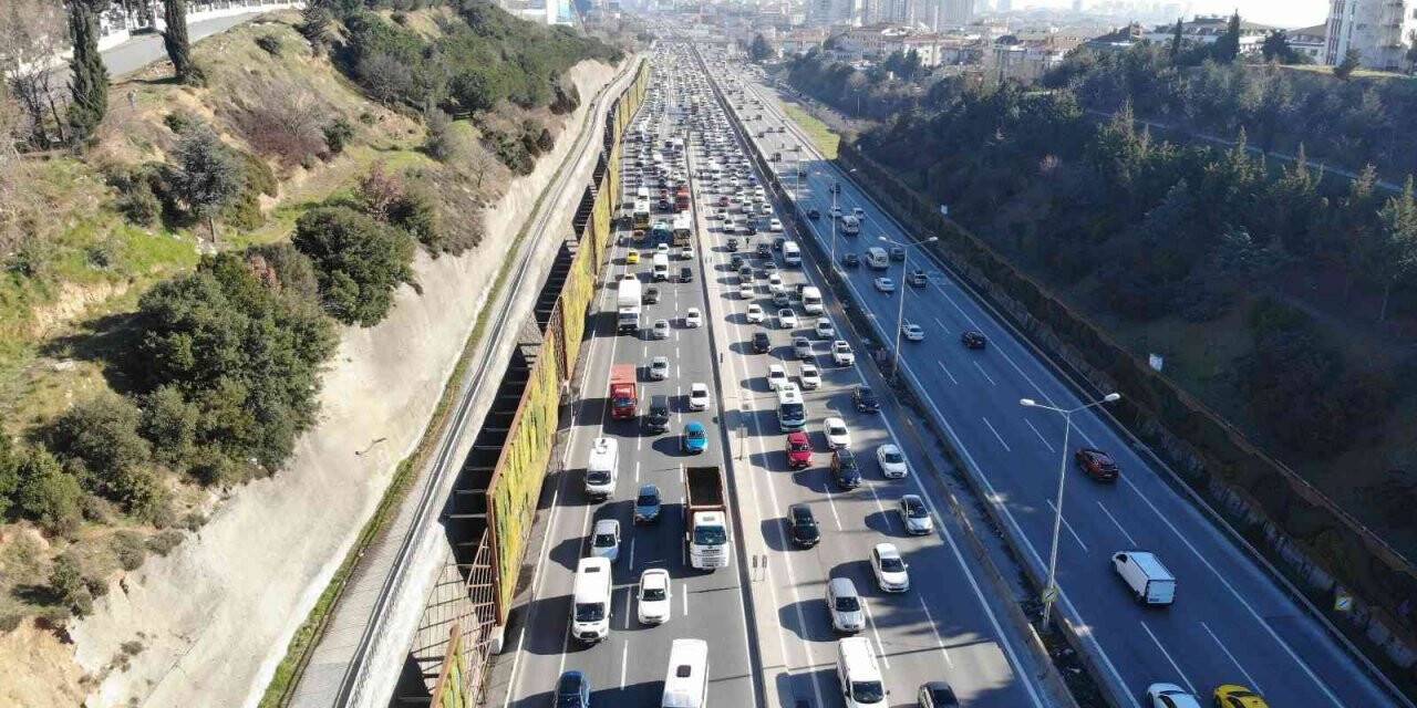 Maltepe’de bitmeyen yol çalışması trafik çilesini ikiye katladı