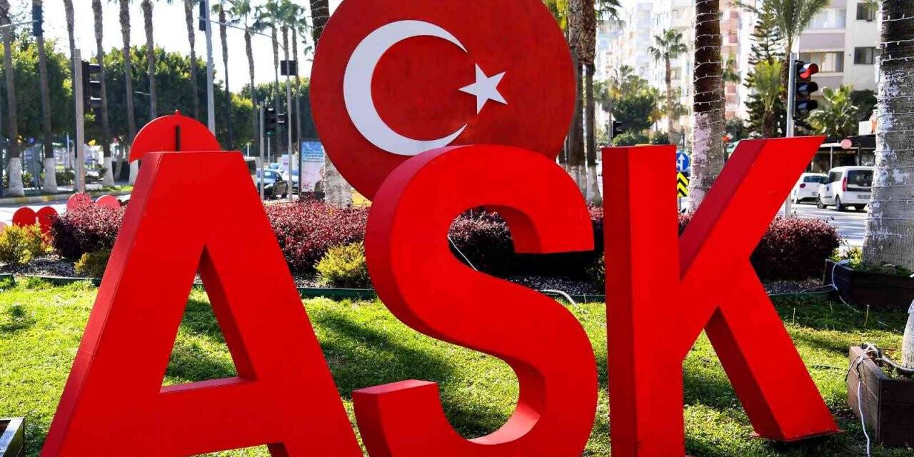 Mersin, 14 Şubat için süslendi