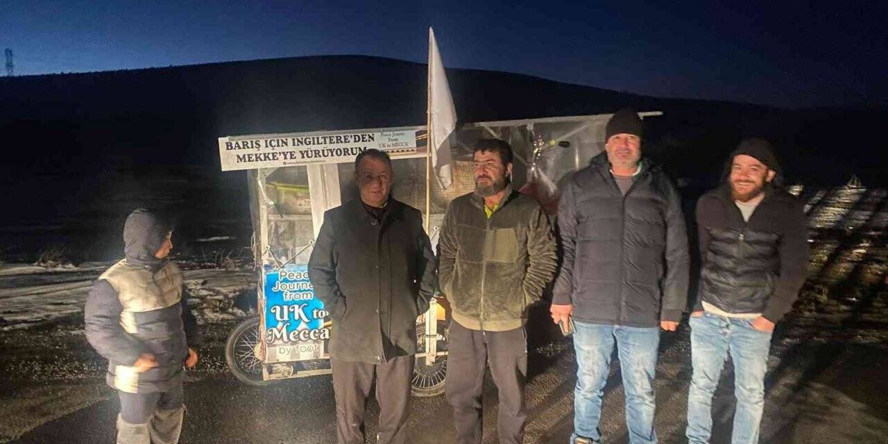 Barış için İngiltere’den Mekke’ye yürüyor