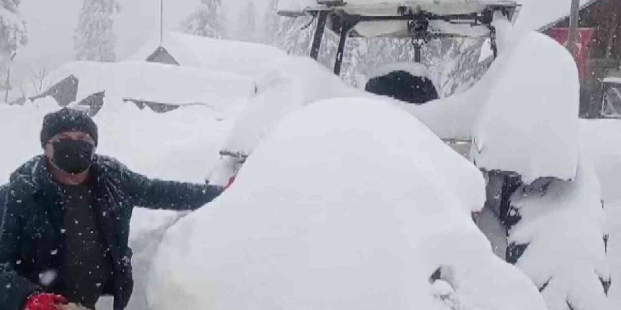 Traktör kara gömüldü