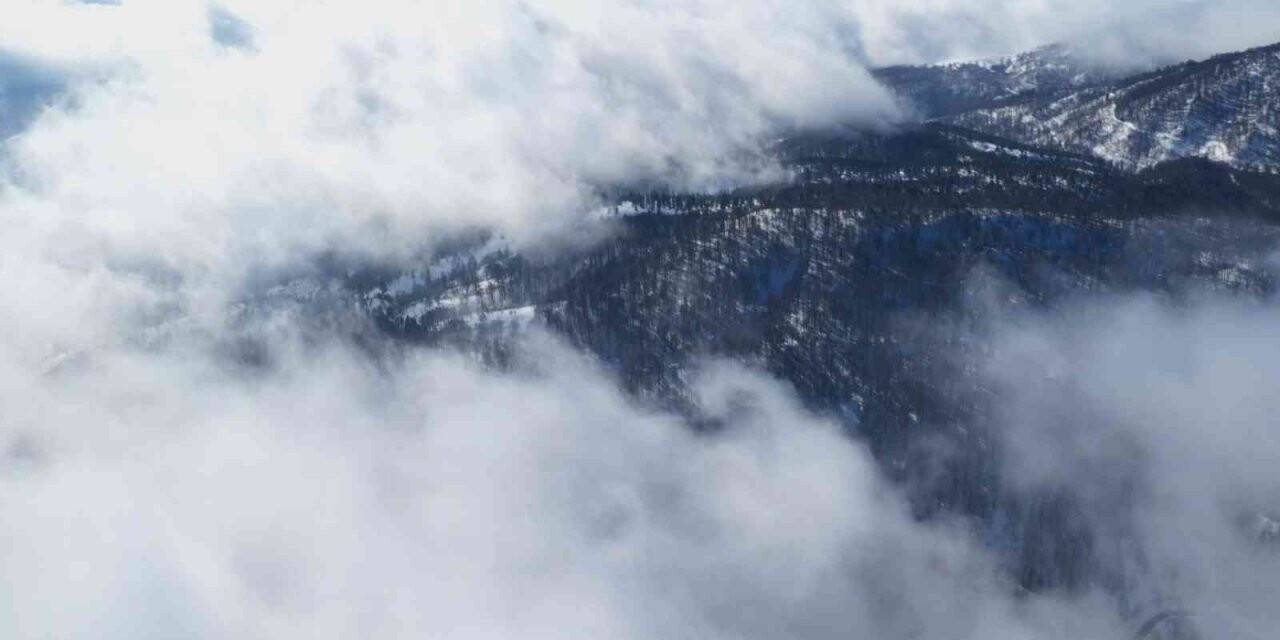 Kartepe’de bulutlarının oluşturduğu kartpostallık manzara dron ile görüntülendi