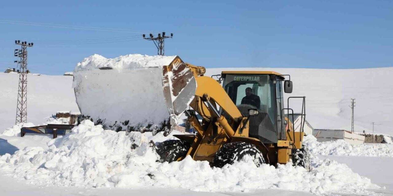 Ağrı’da "Kar Kaplanları" kapanan yollar için seferber oldu