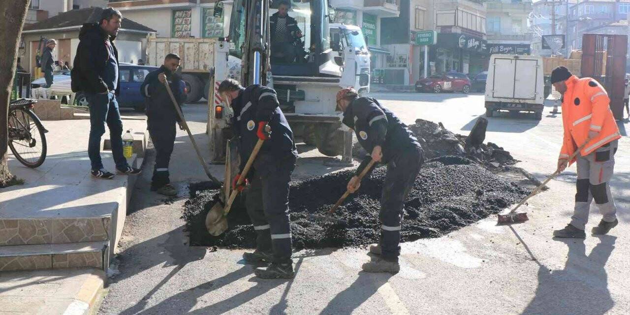 Çınarcık’ta asfalt yama çalışması