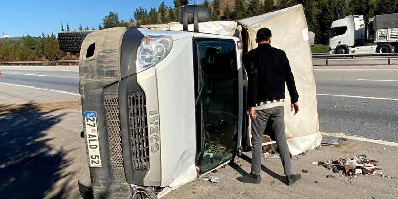 Otoyolda mobilya yüklü kamyonet devrildi: 2 yaralı