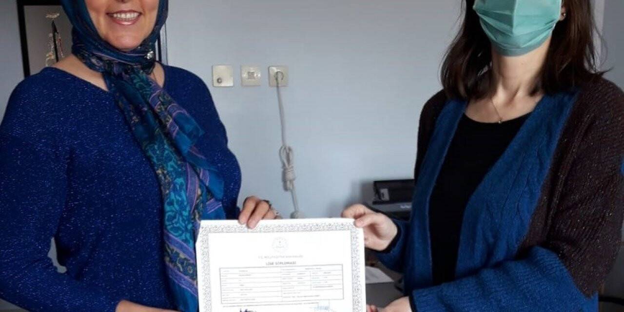 Çanakkale’de 53 yaşındaki kadın liseyi bitirdi