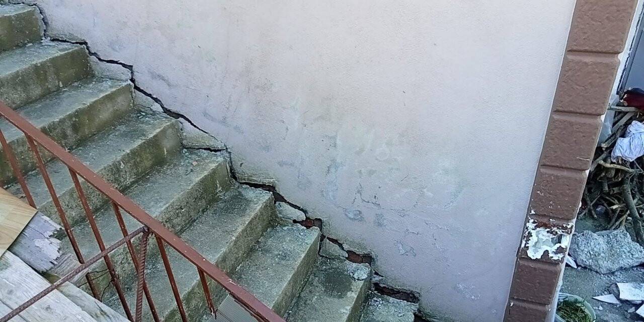 4 katlı binada heyelan tehlikesi: 3 aile tahliye edildi