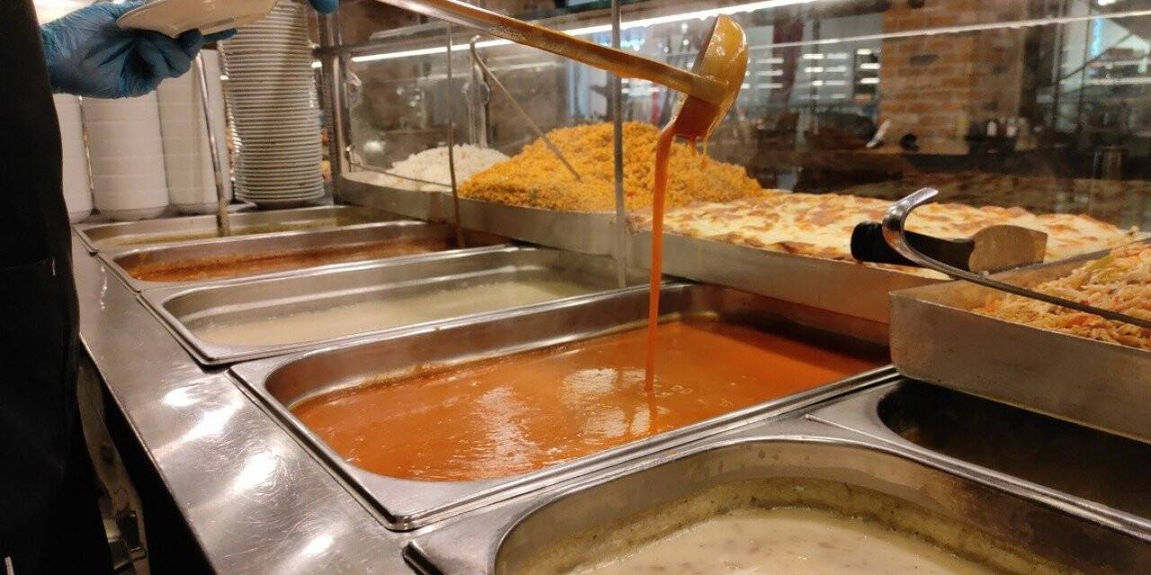 Kafelerdeki çay parasına çorba satıyor