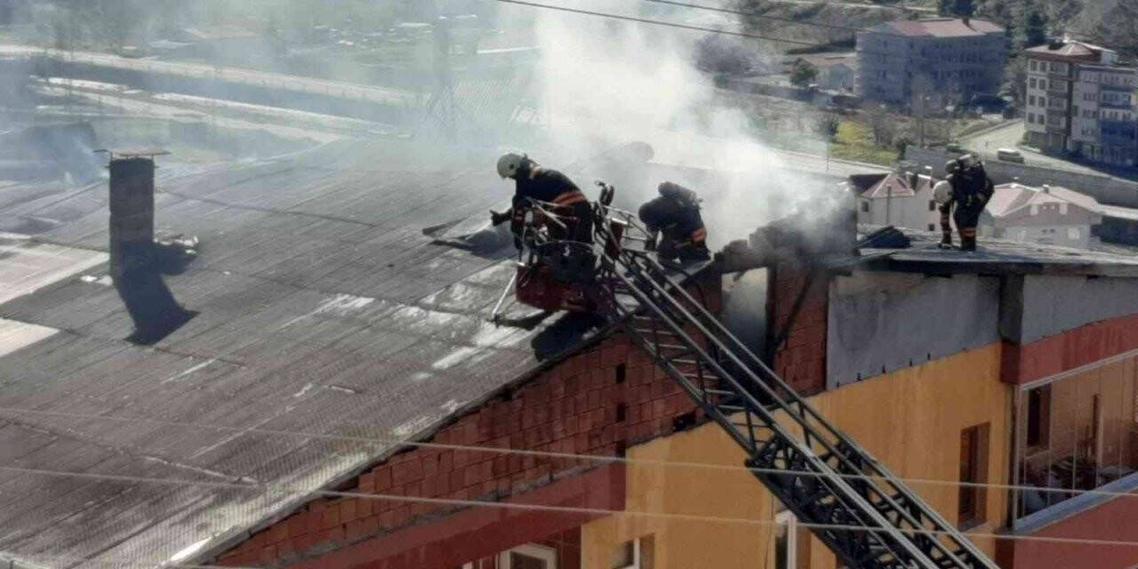 Çatı katında çıkan yangın söndürüldü